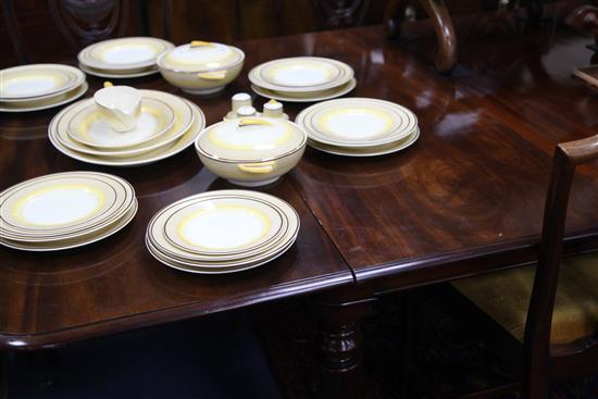 A Victorian mahogany extending dining table, W.4ft 2in. extends to 9ft 4in.